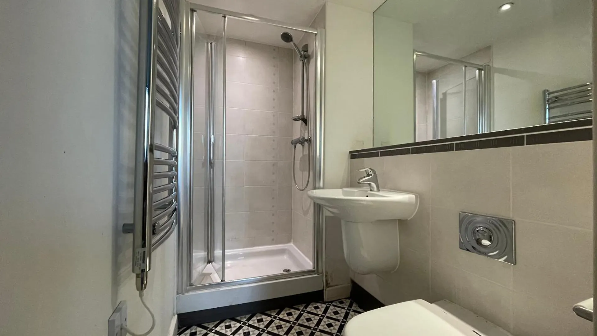 Stratford 2 Bedroom Apartment With 2 Bathrooms & Great Links Londyn