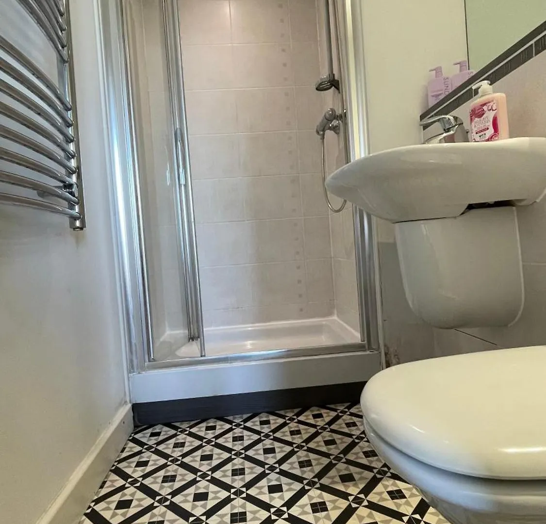 Stratford 2 Bedroom Apartment With 2 Bathrooms & Great Links Londyn