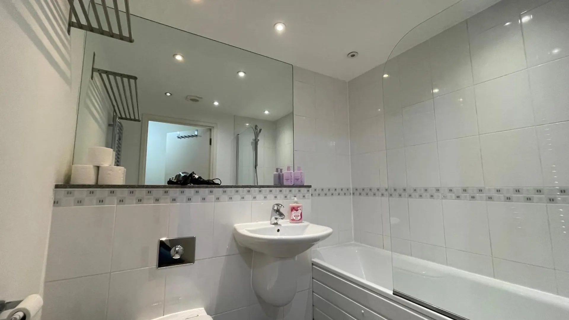Stratford 2 Bedroom Apartment With 2 Bathrooms & Great Links Londyn 0*,