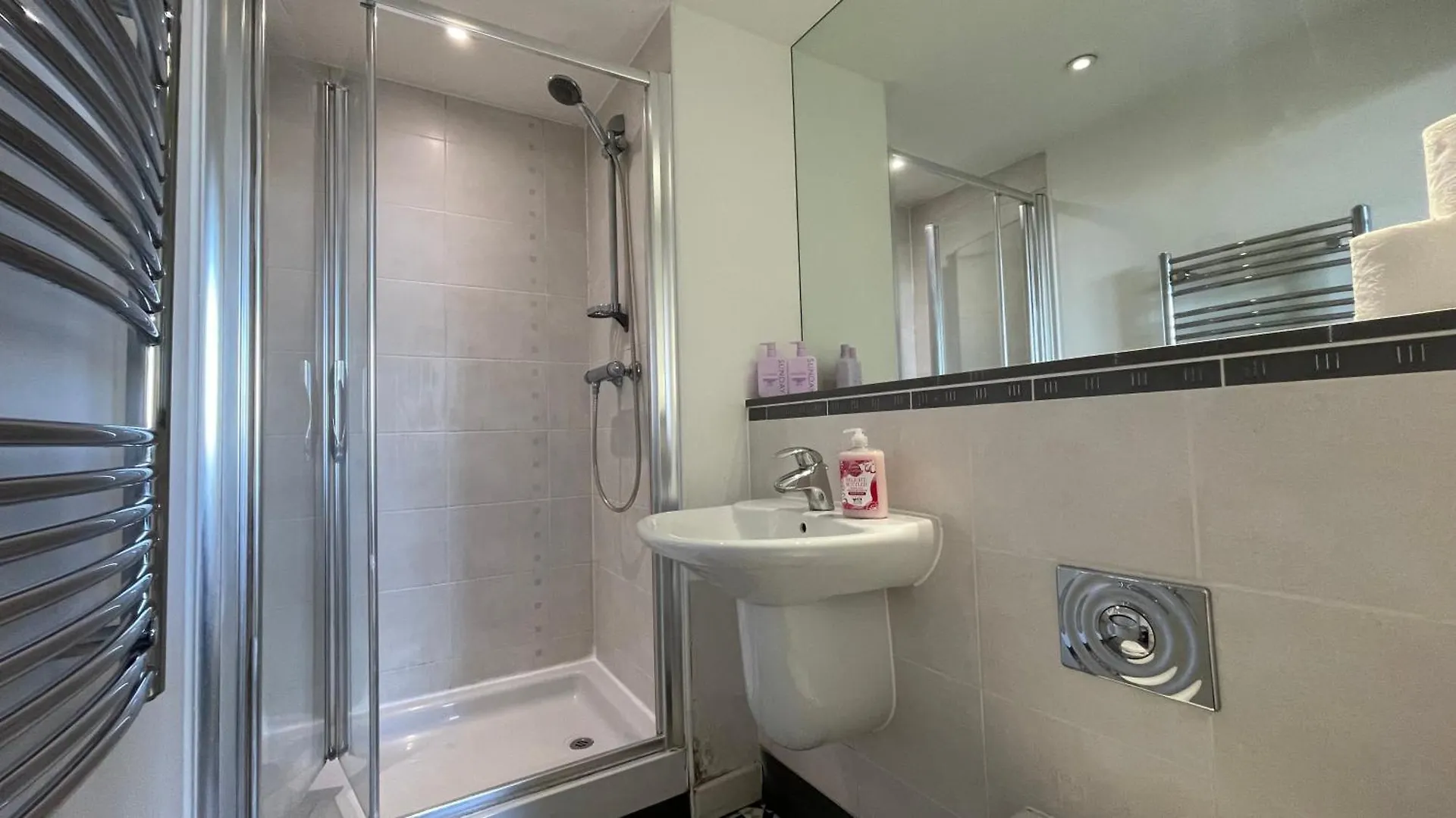 Stratford 2 Bedroom Apartment With 2 Bathrooms & Great Links Londyn