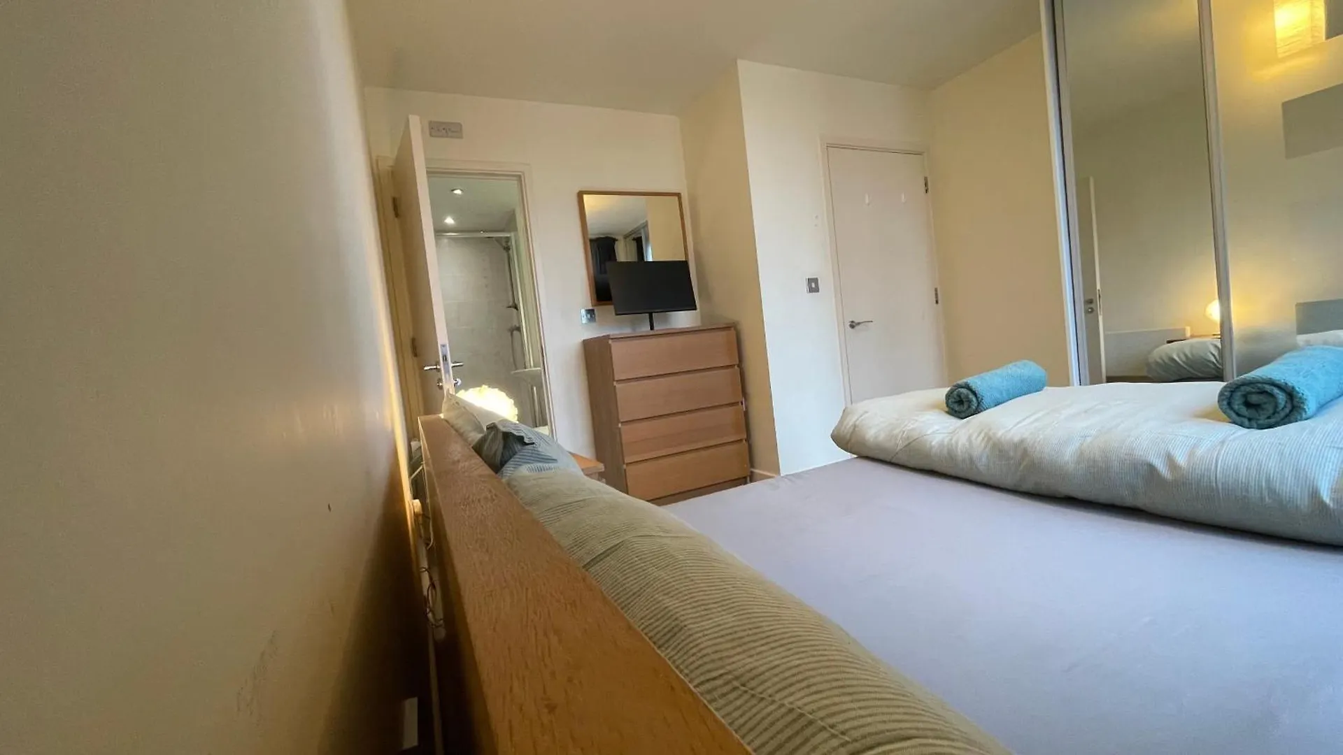 Stratford 2 Bedroom Apartment With 2 Bathrooms & Great Links Londyn